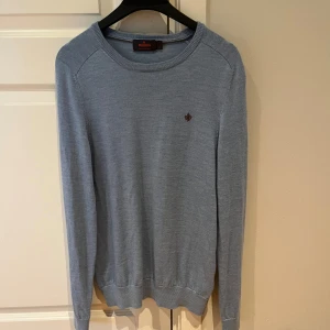 Ljusblå ulltröja från Morris - Sjysst, klassisk morris tröja i färgen ljusblå storlek M men är mer än xs/s inte använd där den var fel i storlek för mig men skönt material och allmänt fräsch. Vi utgår ifrån 599 men som ni vet så ligger inte priset still