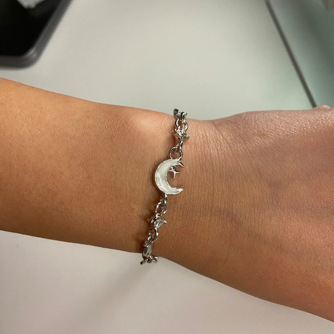 Silverfärgat armband med måne och stjärnor - 1