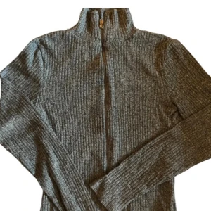 Stickad zip up - Fin zip up från lager 157, knappt använd🩶 skriv om du har frågor eller liknande, pris går att diskutera!