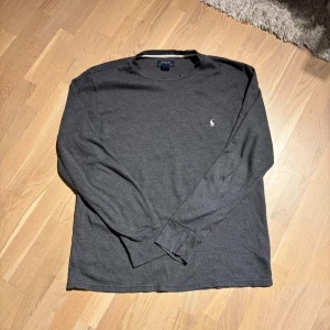 Ralph Lauren  - Hej! Säljer nu denna sjukt snygga Ralph Lauren tröja i inprincip helt nytt skick. Hör av er vid frågor! 