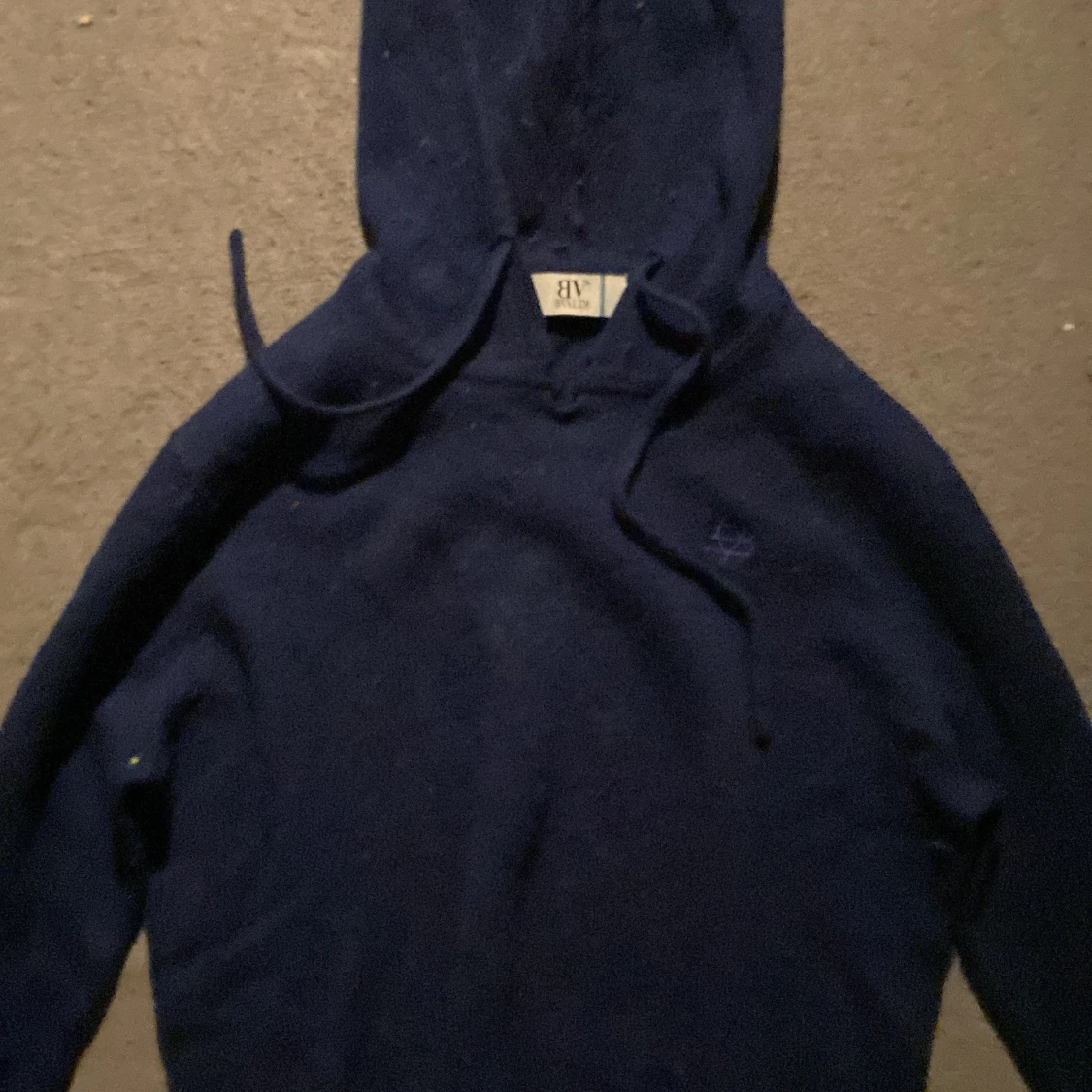 Mörkblå Kashmir hoodie från bvaldi