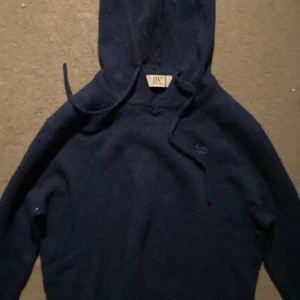 Mörkblå Kashmir hoodie från bvaldi - mörkblå hoodie från bvaldi strl: S