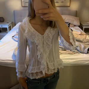 Vit blus med spets - Super fin vit blus från flash med spets längst ner och runt kragen!
