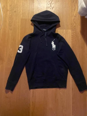 Ralph Lauren hoodie  - Jätte fint skick ser lite solblekt ut i bilden men är inte det i verkligheten.                                                                       Arm till axel 58 cm    Bredd 52 cm.  längd 58 cm