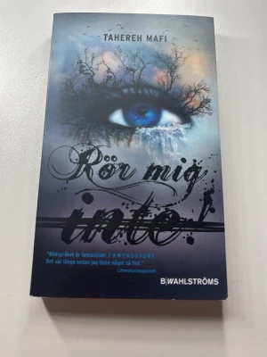 Rör mig inte! (svenskt översatt - shatter me)  - Första boken i shatter me serien om Juliette vars beröring är dödlig. 