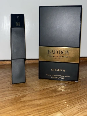 Bad Boy Le Parfum 50ml - Stilren och unik parfym i blixtformad flaska från Carolina Herrera. Bad Boy Le Parfum, 50 ml Eau de Parfum Natural Spray. Perfekt för dig som vill sticka ut med en modern och självsäker vibe. Ny pris 1090 från lyko. Finns 45ml kvar.