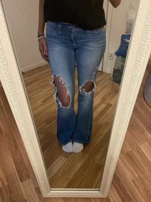 Low ripped jeans - Ett par låga flare jeans med hål och fina detaljer på backfickorna från Gina Midjemått tvärs över: 36 cm Innerbenslängd: 79 cm  För referens är jag 163 cm Har slitningar längst ner Skriv om du har några fler frågor🫶🏼🫶🏼