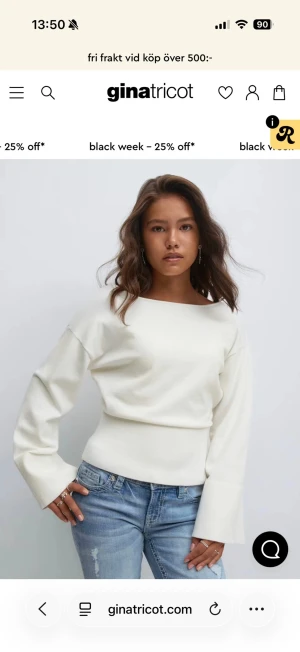 Vit stickad tröja från Gina Tricot - Vit stickad tröja från Gina Tricot med breda ärmar och markerad midja. Tröjan har båtringad hals framtill och djup v-ringning i ryggen. TRÖJAN ÄR HELT OANVÄND OCH LAPPEN SITTER KVAR. Säljer den för att den inte passade mig, den är i storlek 170 passar som xs