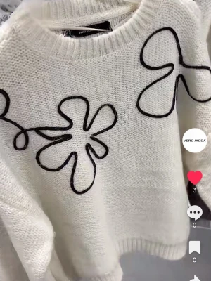 Vit stickad tröja med blommigt mönster Vero Moda - Supermysig vit stickad tröja från Vero Moda med svarta broderade blommor framtill. Använd fåtal gånger💓nypris 500 kr