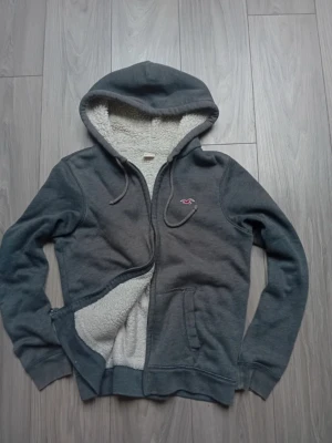 Hollister tröja  - Hollister tröja med fodrad insida riktigt skön tröja nu på vintern och väldigt bra skick 7/10 storlek s på etiketten men tror de är mera en M 