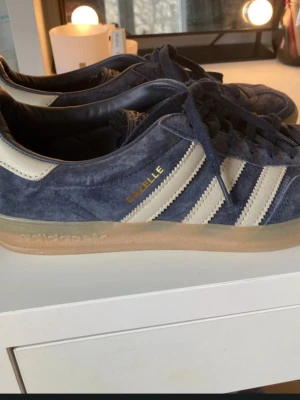 adidas sambas  - säljer dessa assnygga mörkblå adidas sambas!! använda cirka 4 gånger så i väldigt bra skick. skriv för fler bilder eller bud😇