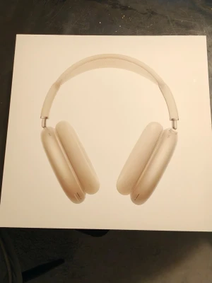 AirPods Max anc - Apple AirPods Max i mycket fint skick, komplett med originalförpackning och tillbehör. Trådlösa over-ear hörlurar med aktiv brusreducering, hög ljudkvalitet och elegant design. Perfekt för musik, film och samtal. Inga synliga defekter eller slitage.