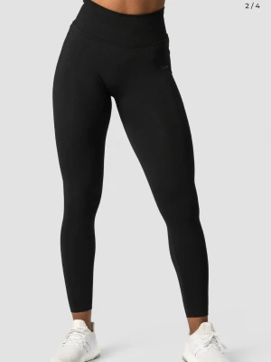 Rush Seamless Tights Black ICIW - Säljer mina ”Rush Seamless Tights Black” från ICANIWILL 🩷Endast använda två gånger då dem är lite stora på mig. Därav i mycket bra skick, inga defekter! Supersköna och stretchiga 🩷