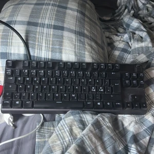 Steel series apex pro - Ett stela series apex pro som nästan aldrig har använts, jätte bra skick och box medföljer. Köpt för 2200