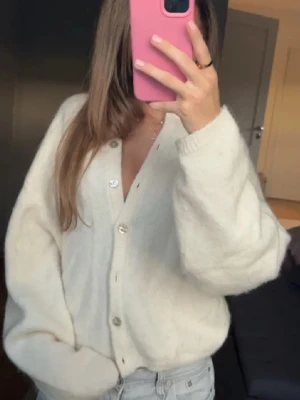 Stickad kofta - Vit stickad kofta 