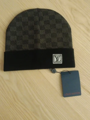 Louis V Mössa - Köptes nyligen fin och  aldrig använd mössa dock är den för liten därför säljer den.