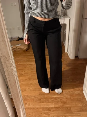 Svarta lågmidjade kostymbyxor från Design by Si - De snyggaste svarta kostymbyxorna från design by si som tyvärr blivit för små. Sitter så snyggt på, strl xs i regular length (jag är 160)