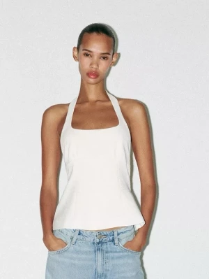 Vit halterneck topp med rosetter - Säljer denna super snygga toppen från Zara!!🙌🏼💗 Aldrig använd - bara testad, därav priset! Säljer då den är för stor för mig. Superfin till jeans och kjol till våren och sommarn!!☀️🙌🏼✨