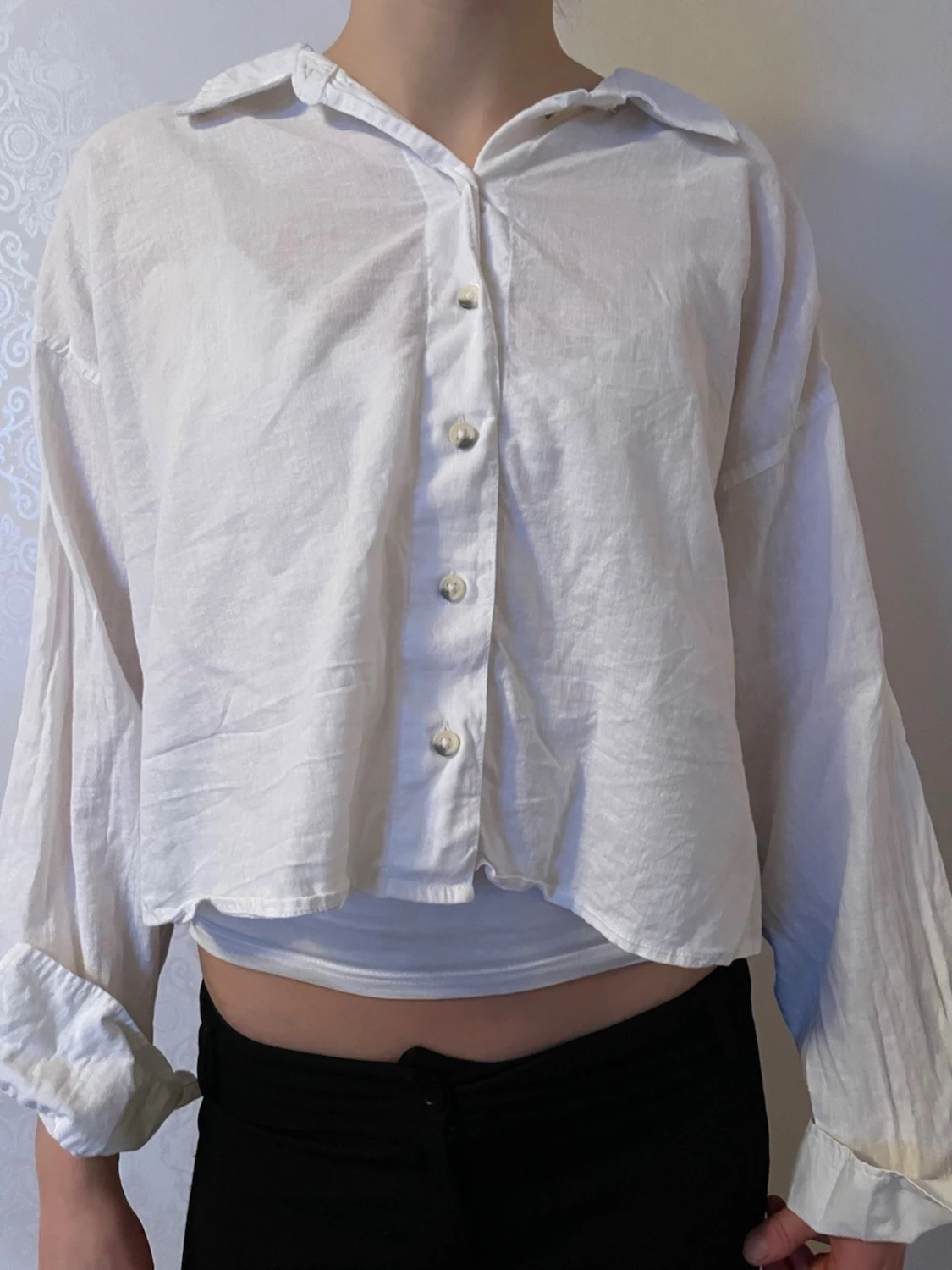 Vit croppad skjorta med knappar