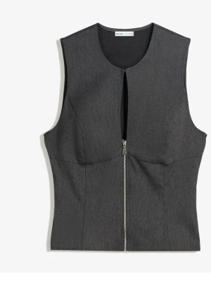 Mörkgrå tröja med dragkedja - Snygg mörkgrå tröja med ärmlös design och en silverfärgad dragkedja framtill. Helt ny med prislapp kvar. Säljer den då den är för liten vid brösten är en c 75