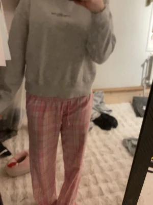 Grå sweatshirt från Amisu XS - Mysig grå sweatshirt från Amisu i storlek XS. Tröjan har rund hals, diskret tryck framtill och långa ärmar med ribbade muddar. Perfekt för chill dagar eller när du vill ha en enkel och clean look.