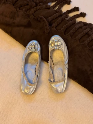 Ballerina skor - Hej! Säljer dessa silver ballerina som vintage, använda. Storlek 38-39!