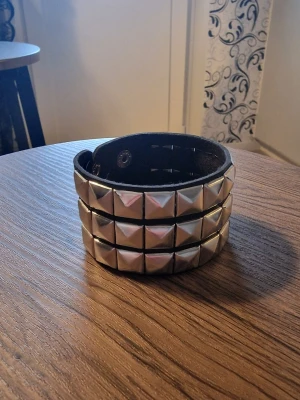 Punk armband - Punkarmband i PU-läder för män/kvinnor. Goth punk rock-armband. Längd 22 cm. Bredd 4,6 cm.