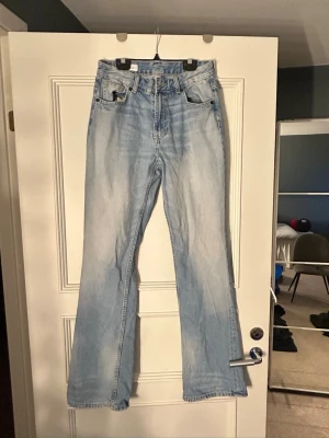 Ljusblå bootcut jeans - Säljer ett par ljusblå jeans med bootcut passform och medelhög midja💓💓