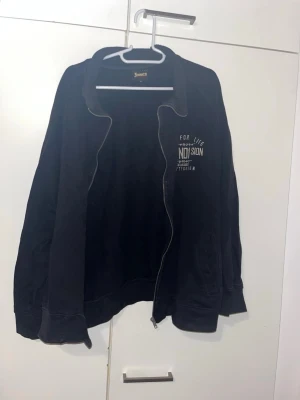 Collegetakki XL - Musta käytetty collegetakki. Pidempi kaulus. Edessä molemminpuolin taskut. Koko XL. Kaikai n 66cm, pituus n 68cm. Eläintalous MMM, lisätietoja saa kysymällä Katsothan myös muut ilmoitukseni Tarjoa 