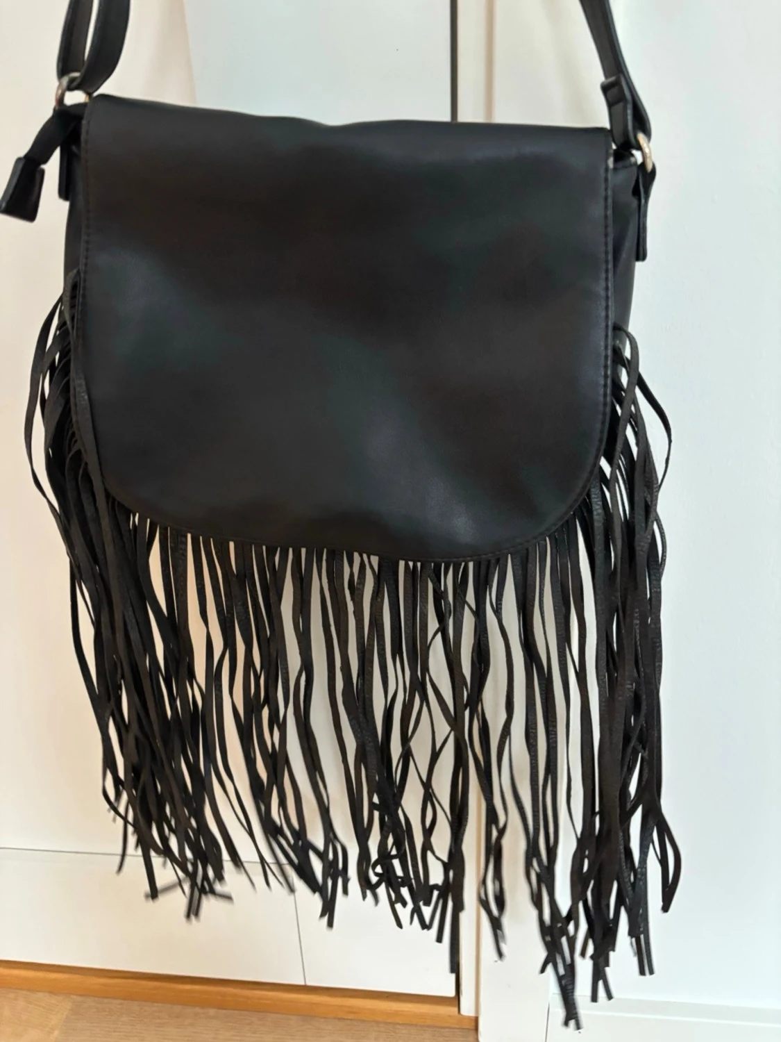 Svart axelväska med fransar från s.Oliver - 2