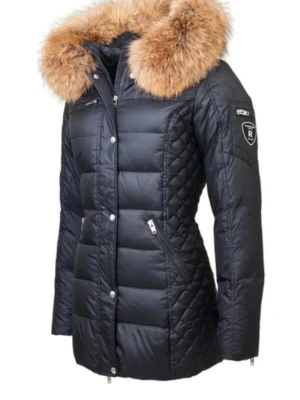 Rockandblue jacka - Snygg svart dunjacka från Rockandblue med stor fluffig päls runt huvan. Jackan har quiltade partier, dragkedjor och en figurnära passform. Perfekt för kalla dagar när du vill vara både varm och stilren.