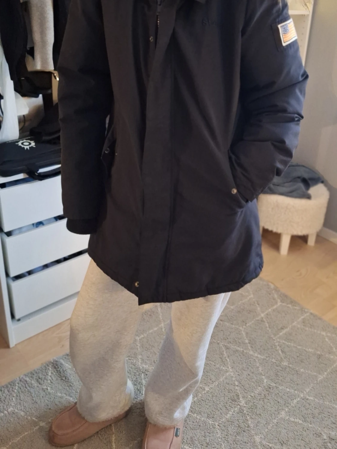 Svart parkasjacka med fuskpäls