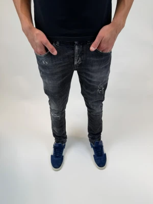 Dondup Jeans George  - Dondup Jeans George! Trendigaste jeansen på marknaden.  Ny pris= 4000 kr Säljs för= 1299 kr (Modellen har original slitningar från fabrik vilket är väldigt eftertraktat och populärt)