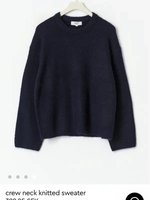 Mörkblå stickad tröja Gina Tricot - Gosig stickad tröja från Gina Tricot i deras modell Crew knitted sweater. Tröjan är knappt använd, mycket bra skick!