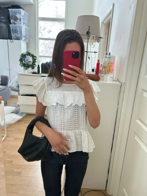 Vit blus från Zara  - En vit Zara blus. Kommer tyvärr inte till användning längre. Storlek år 13-14 (164)❤️