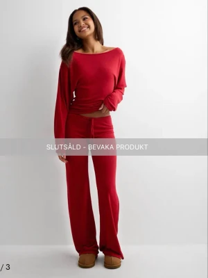 Röda mjukisbyxor med snörning - Jag säljer dessa helt nya och slutsålda chill pants från Nelly. De är i storlek M och har jag har endast provat de, prislappar finns kvar på plagget. Säljer de då de inte riktigt föll mig i smaken. Kontakta mig gärna om du har ytterligare frågor!