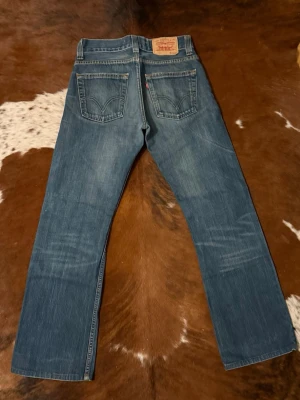 Levis 512 Bootcut - Tjena! Säljer dessa Levis 512 bootcut, byxorna är i fint skick och är i storlek W29/L34 men är kortade till L30, hör av dig vid funderingar!🙌