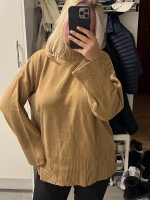 Beige polotröja från Chiquelle - Säljer en beige polotröja från Chiquelle i storlek XS/S. Tröjan är stickad med bred ribbad polokrage, muddar och nederkant. Perfekt för lager på lager och har en clean, enkel look som funkar till allt.