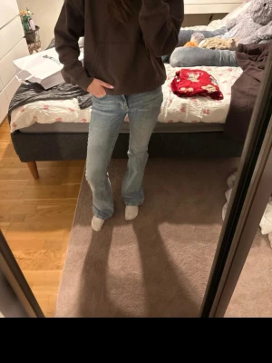 Low bootcut jeans - Säljer ett par ljusblå bootcut jeans från Gina Tricot, de är lite långa på mig vilket har gjort att de är lite slitna nere vid fötterna men enligt mig blir dom lite snyggare av det. På ginas hemsida heter dom ”Low bootcut”