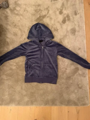 Juicy Couture luvtröja  -  Säljer min juicy Couture Luvtröja i storlek S. Den är marinblå. Har bara använts några gånger. 💙