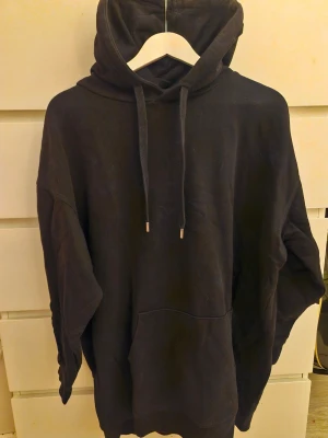 Svart oversize hoodie från H&M  - En skön svart oversize hoodie från H&M. I storlek M. Köpt för ca 400 kr. I använt skick men inga defekter. Använd gärna köp nu funktionen eller kom privat💗