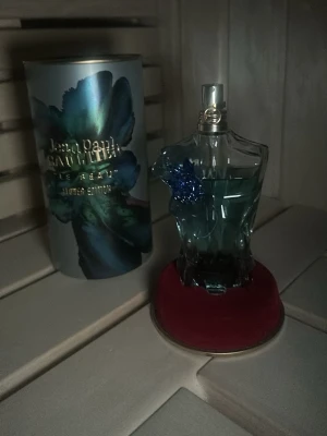 Le Beau Flower Edition parfym - Upptäck Jean Paul Gaultier Le Beau Flower Edition – en limiterad parfym med unik design och cool blomdetalj. Perfekt för dig som vill sticka ut och addera en kreativ touch till din doftsamling. Pris kan diskuteras 