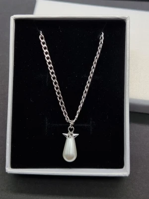 Stilfullt handgjort halsband inspirerat av Maria Nilsdotter  - Stilren halsprydnad inspirerad av Maria Nilsdotter. ☝️Vid köp ingåren en extra berlock som kan bytas ut, då själva hänget är ömtåligt och känsligt för stötar.