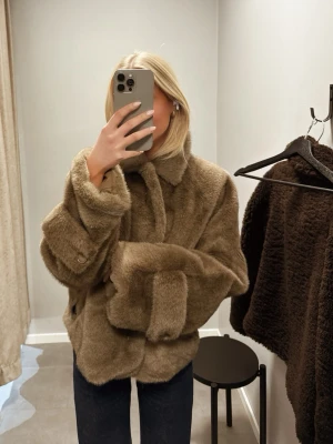 Beige pälsjacka från meotine - Säljer en supermjuk och fin pälsjacka från meotine. Nypris 3999. Storlek S. Super varm och gosig !! Ny