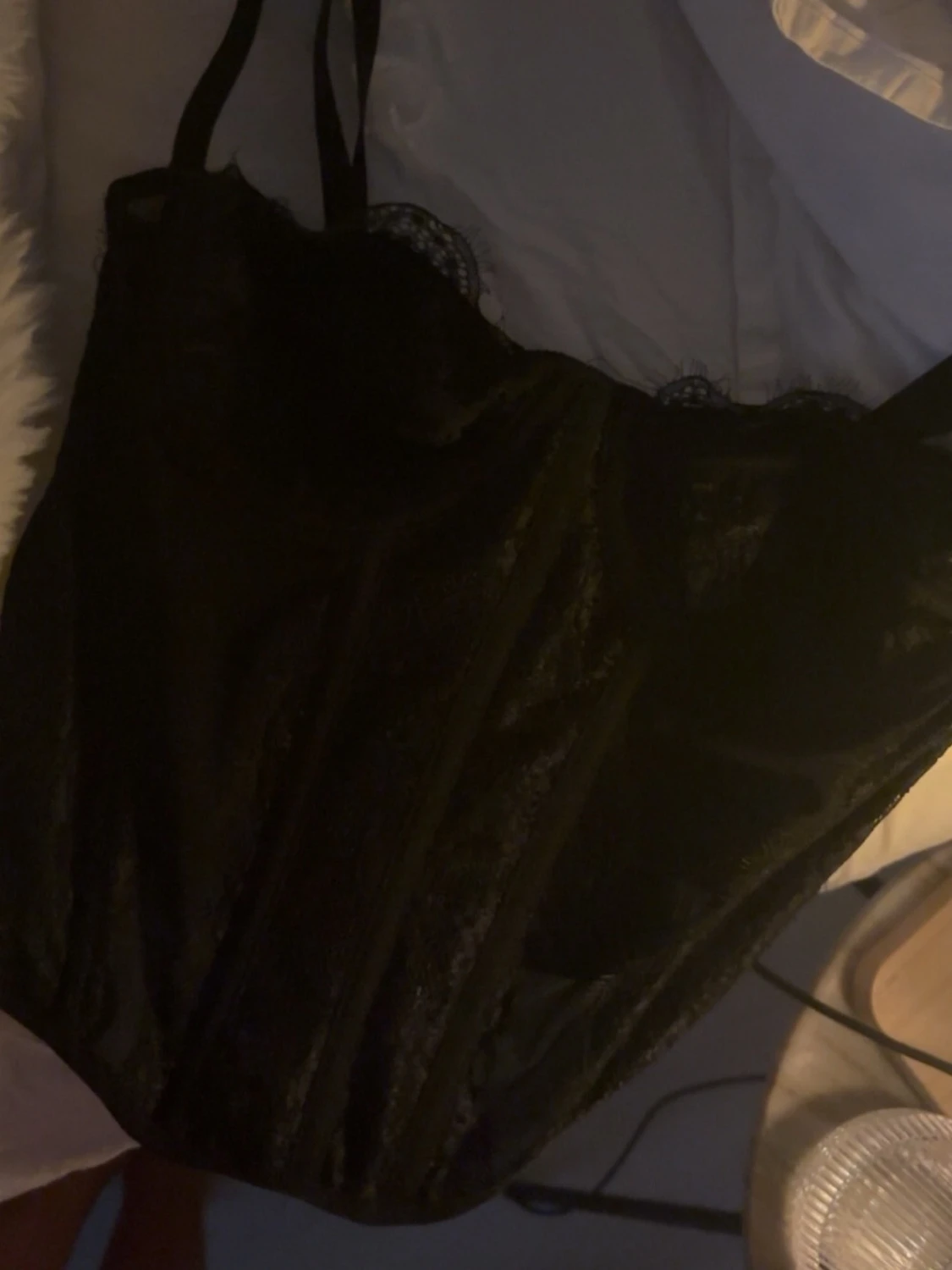Svart spetskorsett med smala axelband - 1