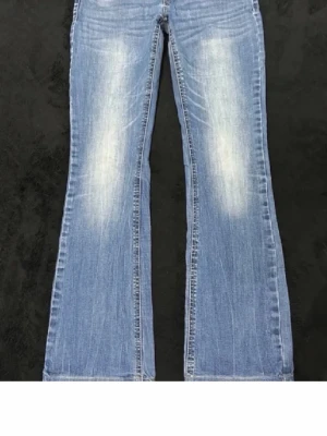 Only Ljusblå Jeans - Säljer dessa sjukt snygga lågmidjade only jeans💕 köpta här på Plick och säljes pga att de var för små för mig. Hör gärna av dig vid frågor och funderingar!!💕