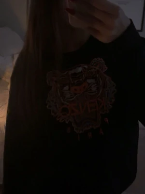 Kenzo tröja  - Säljer nu en kenzo Paris tröja!! Storlek s/xs ❤️skriv för fler bilder pris kan diskuteras 