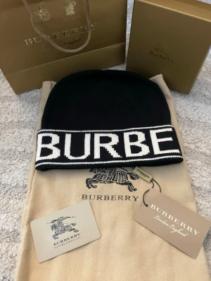 Burberry Mössa  - Riktigt fin mössa, helt ny aldrig använd, tillkommer bara med dustbag.