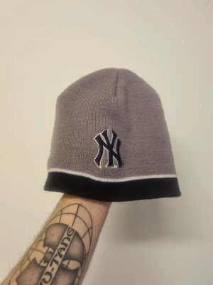 New Era vintage beanie 90s - Riktigt fet vintage New Era yankee beanie I jättebra skick!! Ett måste för vintern! Eftertraktad modell