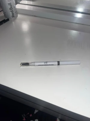e.l.f. ögonbrynspenna med borste - Säljer en e.l.f. Instant Lift Waterproof Brow Pencil i färgen neutral brun. Pennan har en smal spets för precision och en spoolieborste i andra änden för att forma och blenda brynen. Perfekt för att skapa naturliga och definierade ögonbryn.